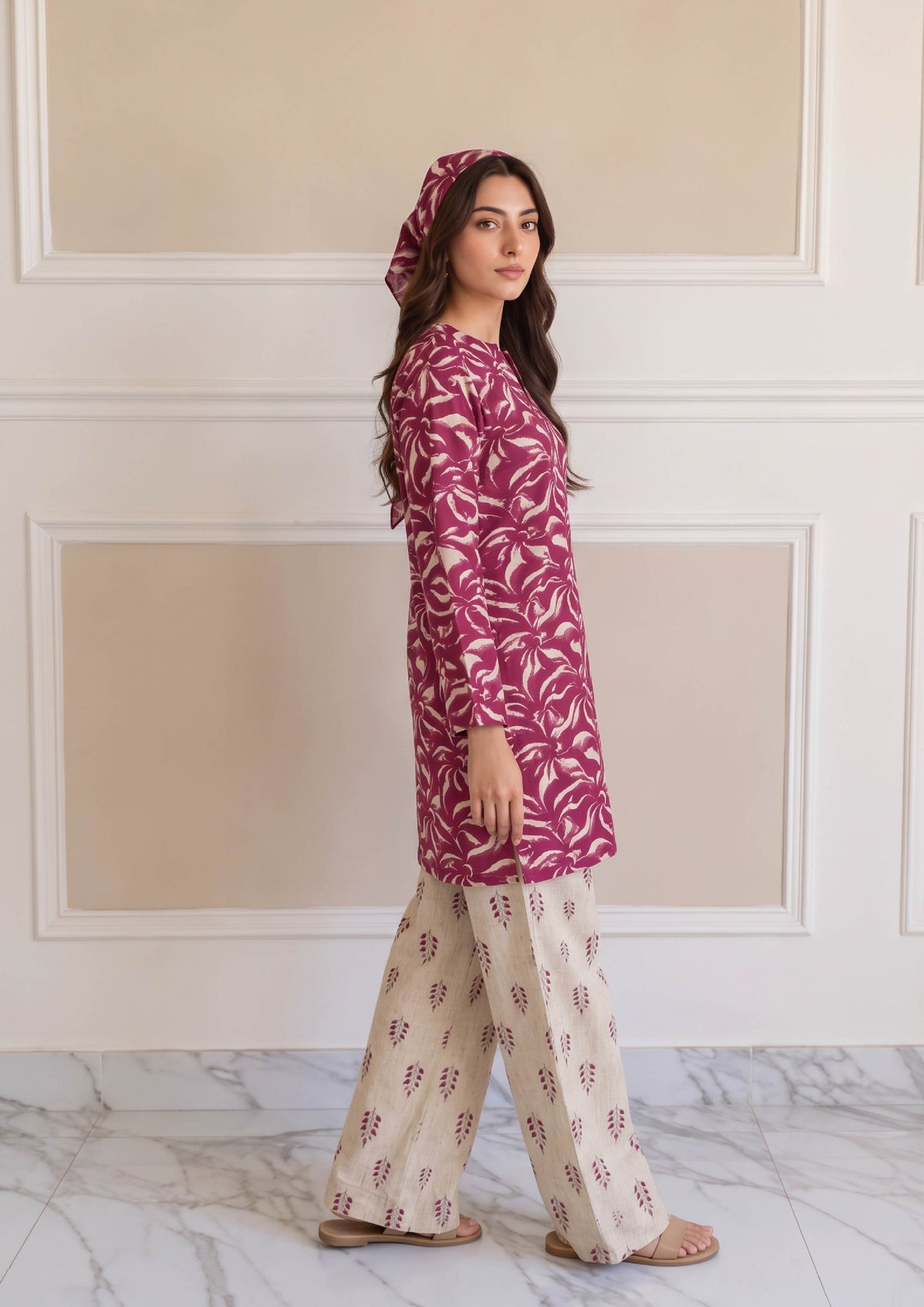 suit-side-view-mirasl.jpg
Side view of Rosabelle Pakistani lawn suit with magenta botanical print shirt and ivory wide-leg printed trousers