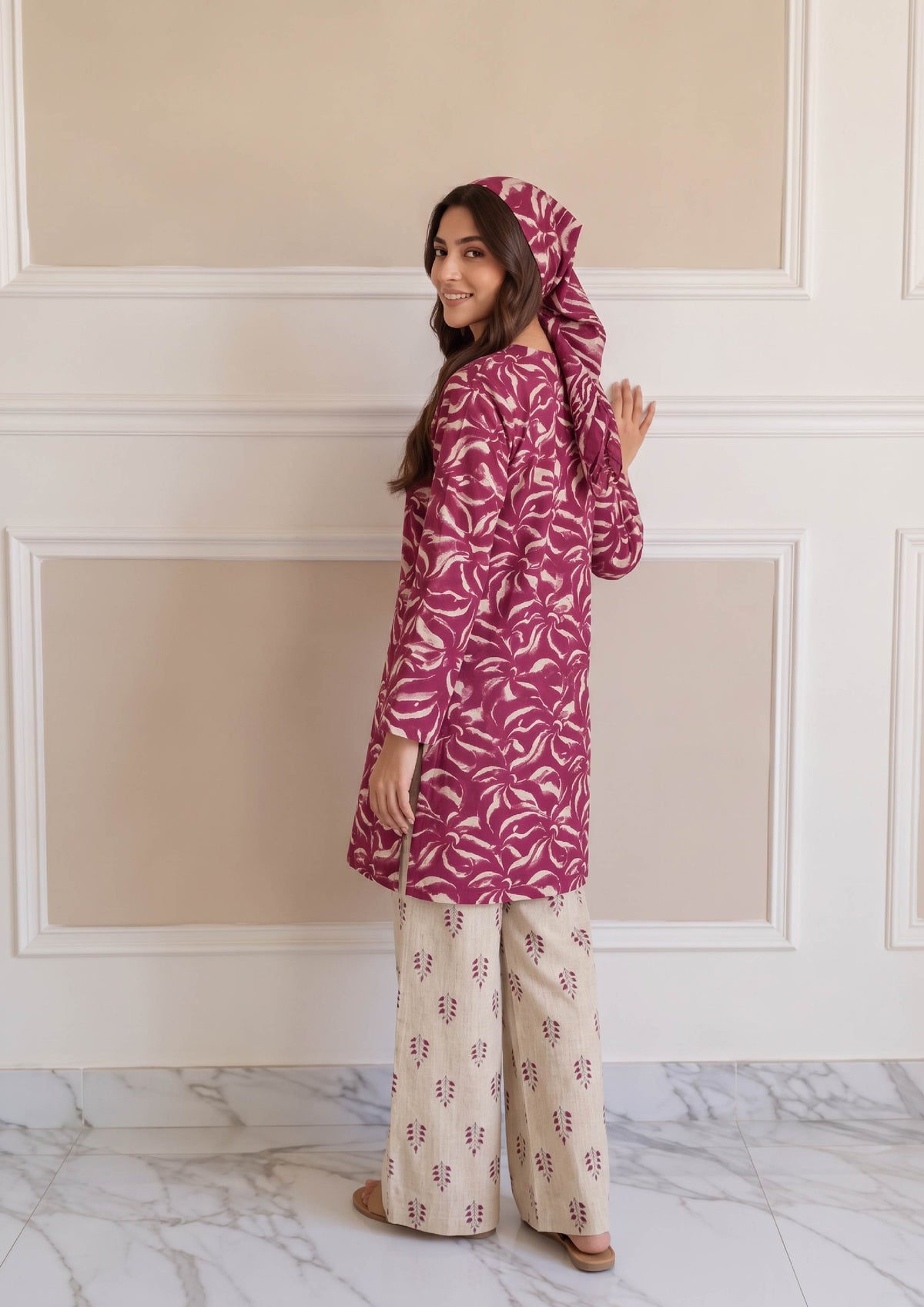 suit-back-view-mirasl.jpg
Back view of Rosabelle stitched lawn outfit featuring a magenta printed shirt, matching scarf and ivory printed trousers