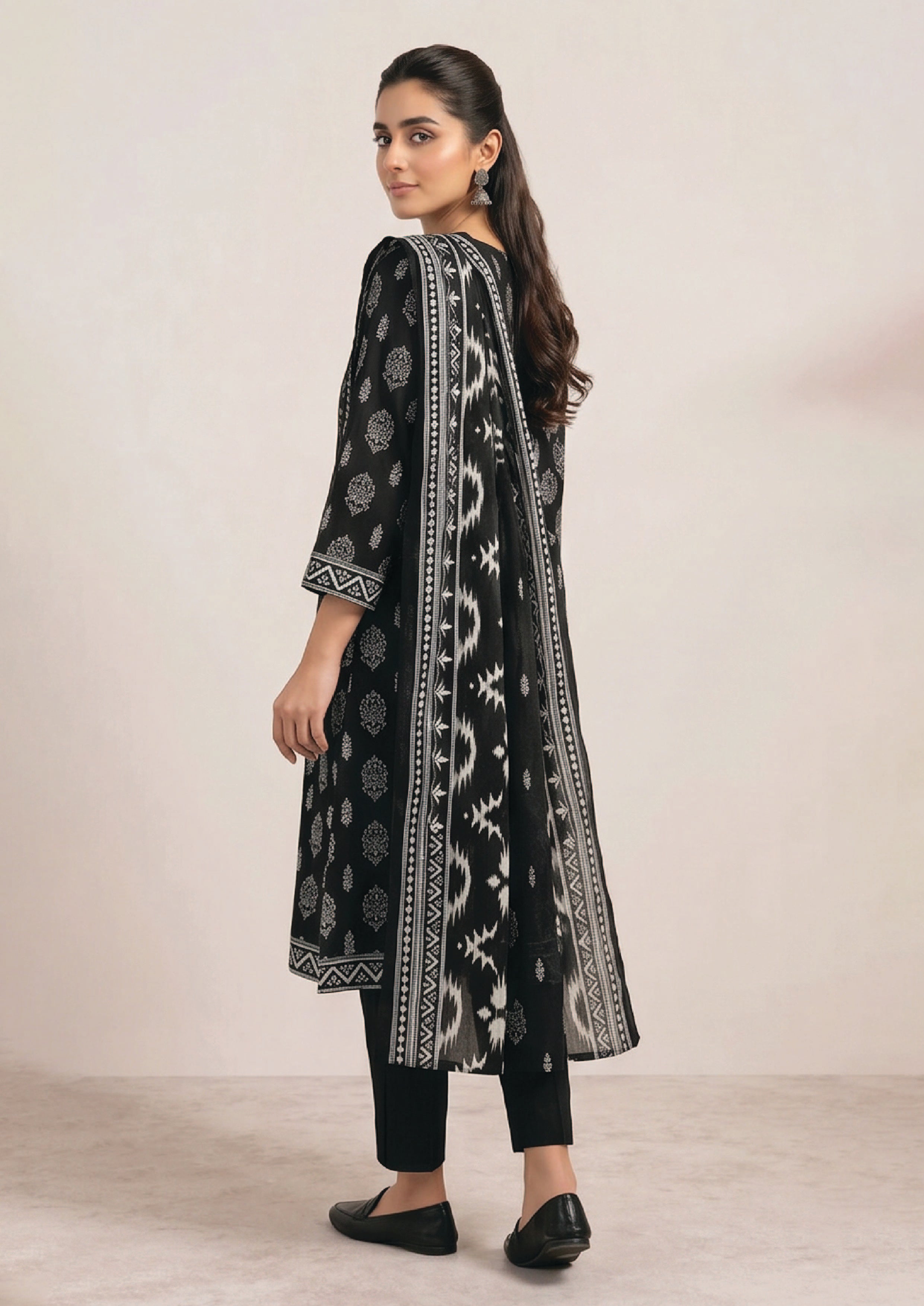 Heritage Noir back view with printed dupatta and geometric borders