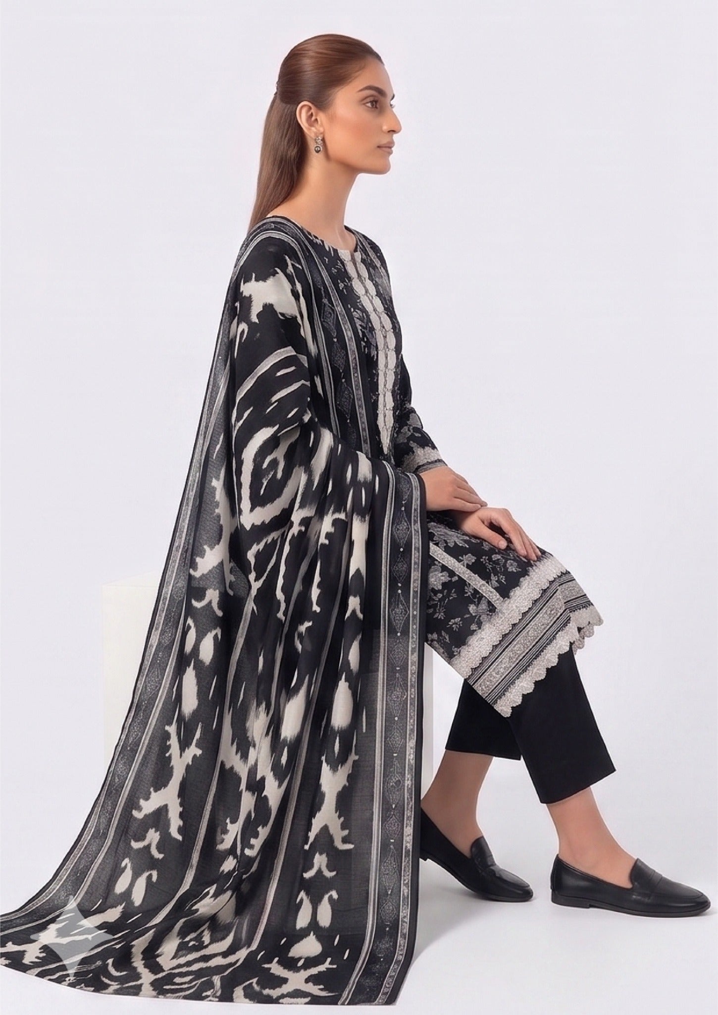 Noir Statement seated look with abstract dupatta and black trousers
